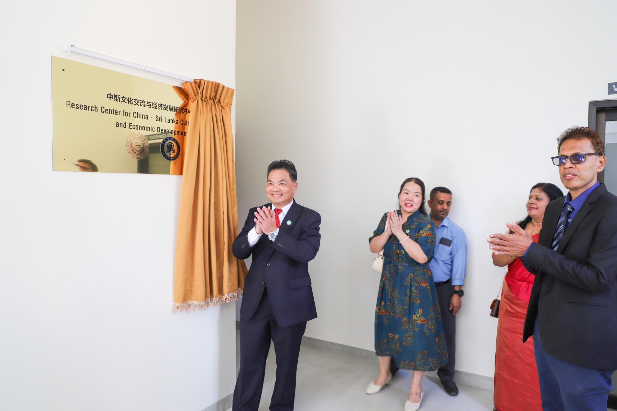 Gallery photo 3 for 𝐀 𝐝𝐞𝐥𝐞𝐠𝐚𝐭𝐢𝐨𝐧 𝐨𝐟 𝐭𝐡𝐞 𝐇𝐮𝐚𝐧𝐠𝐠𝐚𝐧𝐠 𝐍𝐨𝐫𝐦𝐚𝐥 𝐔𝐧𝐢𝐯𝐞𝐫𝐬𝐢𝐭𝐲, 𝐂𝐡𝐢𝐧𝐚, 𝐢𝐧𝐜𝐥𝐮𝐝𝐢𝐧𝐠 𝐏𝐫𝐨𝐟. 𝐂𝐡𝐞𝐧 𝐗𝐢𝐚𝐧𝐠𝐢𝐮𝐧, 𝐭𝐡𝐞 𝐒𝐞𝐜𝐫𝐞𝐭𝐚𝐫𝐲 𝐭𝐨 𝐭𝐡𝐞 𝐏𝐚𝐫𝐭𝐲 𝐂𝐨𝐦𝐦𝐢𝐭𝐭𝐞𝐞 𝐨𝐟 𝐭𝐡𝐞 𝐮𝐧𝐢𝐯𝐞𝐫𝐬𝐢𝐭𝐲, 𝐯𝐢𝐬𝐢𝐭𝐞𝐝 𝐭𝐡𝐞 𝐒𝐔𝐒𝐋 𝐨𝐧 𝐭𝐡𝐞 𝟎𝟕𝐭𝐡 𝐃𝐞𝐜𝐞𝐦𝐛𝐞𝐫 𝟐𝟎𝟐𝟑.